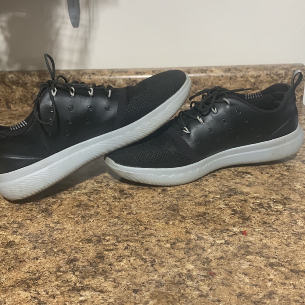 Black Men's Under Armour Shoes. Size 11 - Picture 3 of 7
